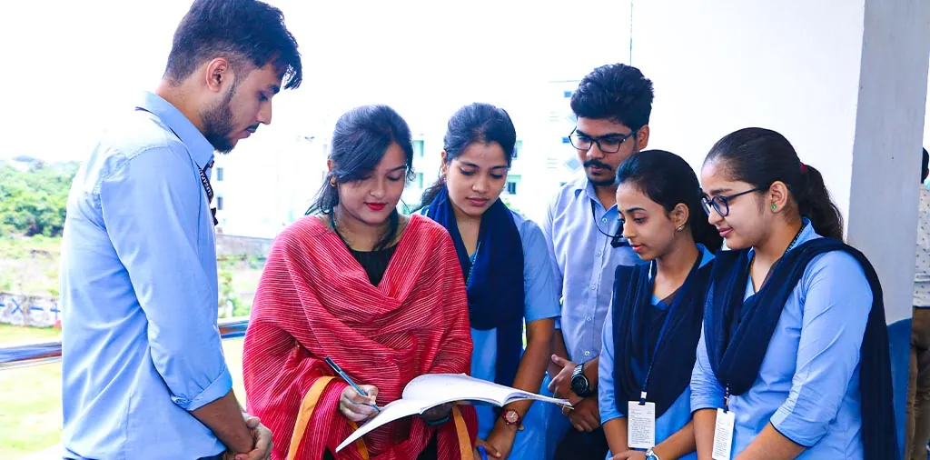 A faculty member going through notes with a group of students.